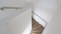 Treppe mit Edelstahlhandlauf