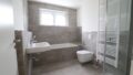 Tageslichtbad mit Badewanne und ...