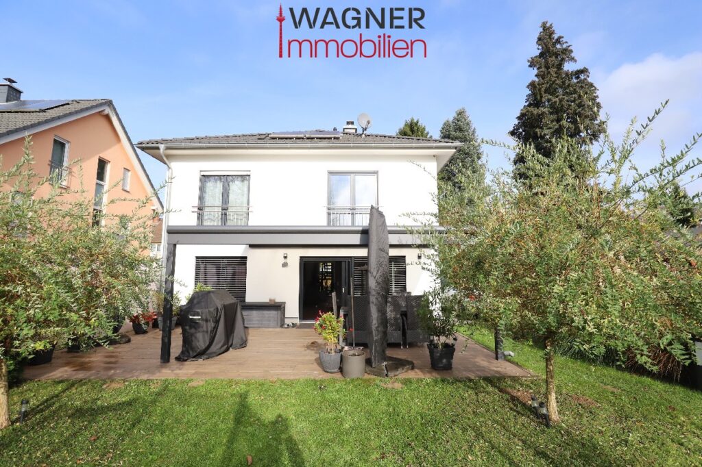 Hausansicht mit Terrasse