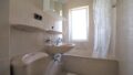 Badezimmer mit Fenster