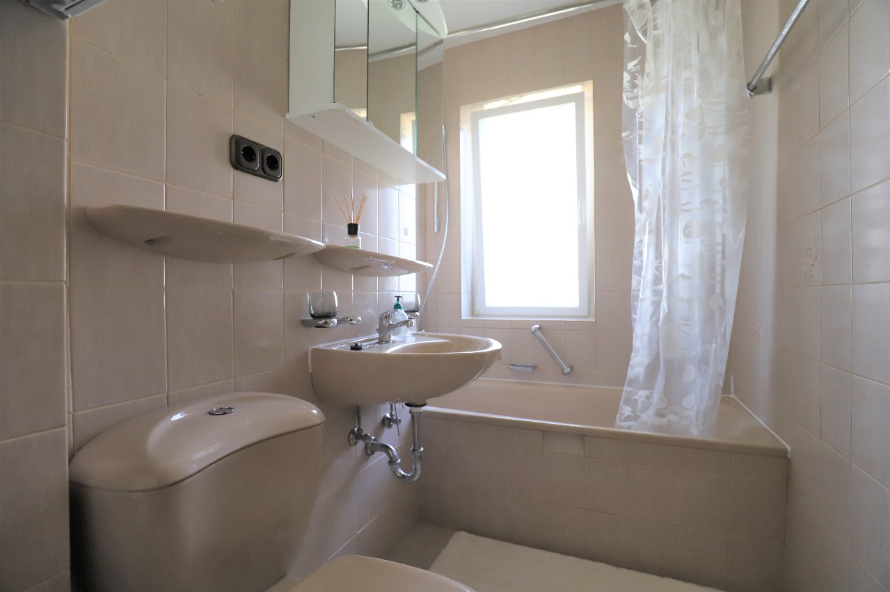 Badezimmer mit Fenster
