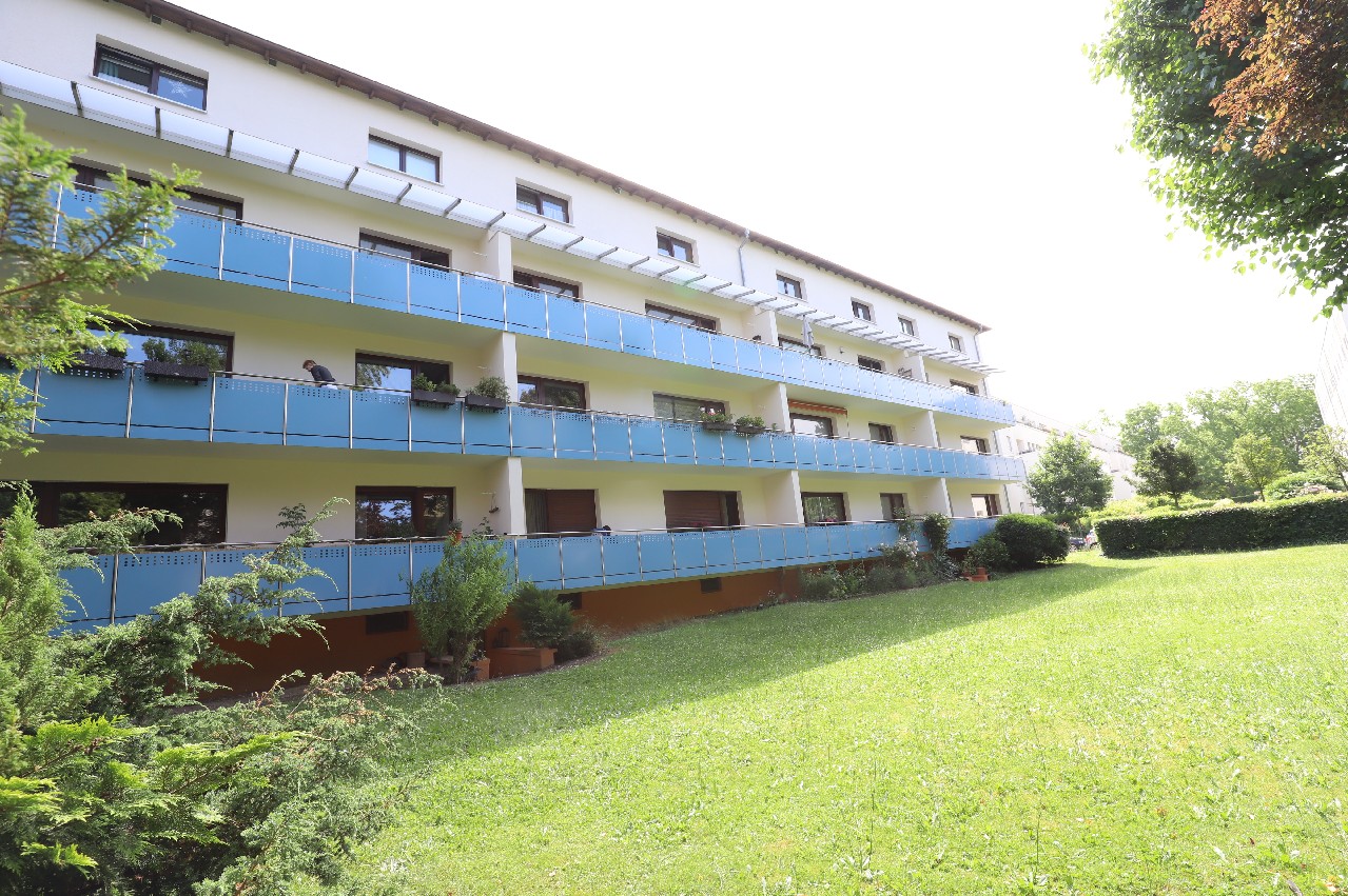 Rückansicht Mehrfamilienhaus